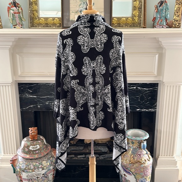 NWT “New York & Company” blk & white asymmetrical hem sweater - Picture 4 of 5